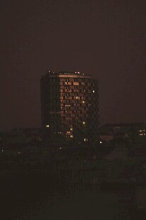 夜幕下灯火通明的高楼