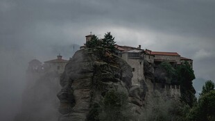 云雾缭绕中的山顶建筑