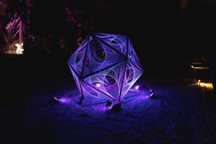 紫色发光几何造型艺术装置