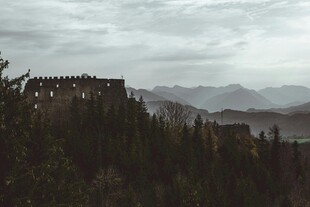 山林间的神秘城堡