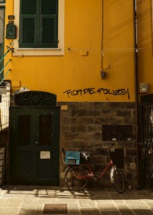 黄色建筑旁的复古自行车