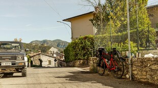 乡村路旁停驻的车辆与人