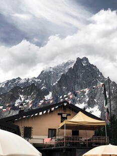 山间小屋与巍峨雪山