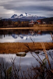 湖畔雪山美景倒映