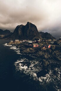 海边山峦下的彩色村落