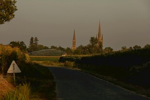 黄昏乡间公路与远处尖塔