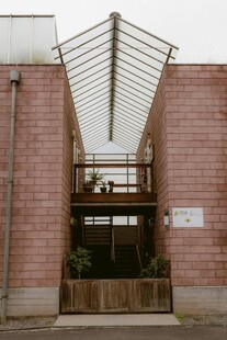 红砖建筑上的玻璃顶棚入口