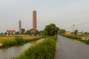 田野间的双塔与小路