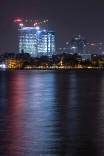 城市夜景下的璀璨水边建筑