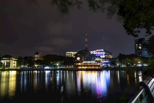 湖畔夜景 城市灯光倒影如画