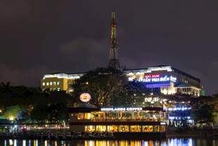 城市夜景中的璀璨建筑