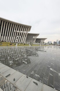 现代建筑前的开阔水景