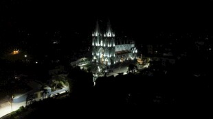 夜晚灯火辉煌的宏伟建筑