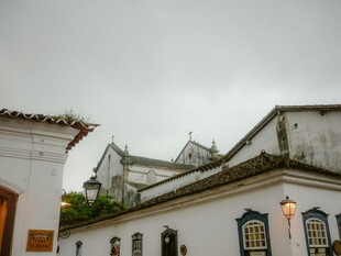 古朴白墙建筑景观