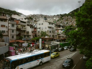 山间小镇街道景象