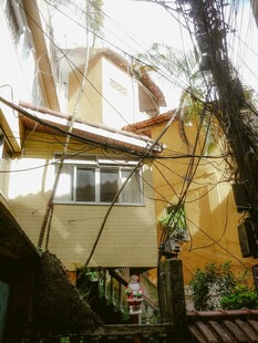 老旧倾斜房屋景象