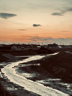 夕阳下蜿蜒流淌的静谧河流