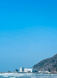 海边山景与白色建筑