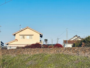 乡村田野边的黄色住宅