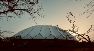 黄昏下的半球形建筑景观