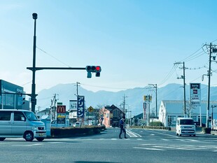 城市路口交通景象