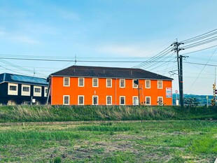 橙色建筑矗立开阔草地