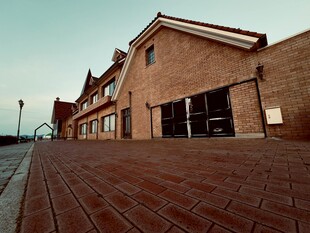 红砖建筑前的宽敞露台