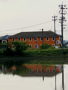 湖畔红屋倒影美景