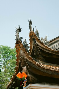 古建屋檐上的绚丽色彩