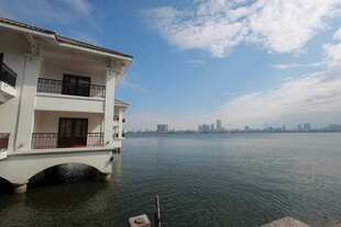 湖畔临水双层建筑景观