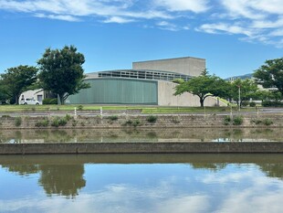 河畔现代建筑倒影美景