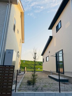 两栋相邻的现代风格住宅