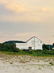 黄昏下的海边白色建筑