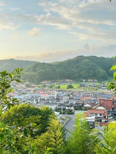 俯瞰山间小镇美丽景致