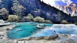 梦幻蓝湖 山间绝美风光