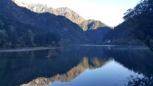 宁静山水湖景倒影如画