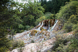 山间多彩岩石景观