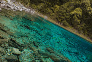 清澈碧绿的山间幽潭