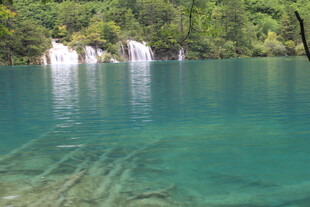 清澈湖景中的美丽瀑布