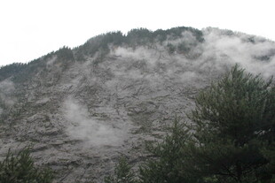 山间云雾缭绕的秀丽景致