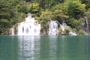 秀丽山水间的瀑布景观