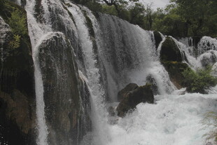壮观瀑布水流倾泻而下
