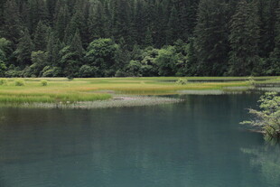 静谧山林间的清澈湖泊