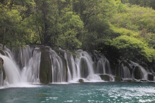 秀丽山间瀑布与碧绿潭水