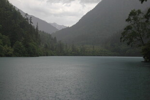 宁静山水间的幽美湖泊