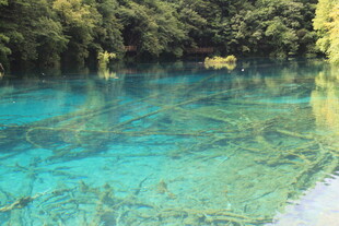 清澈幽蓝的山间湖泊