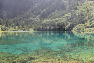 梦幻蓝湖 山林环绕之景