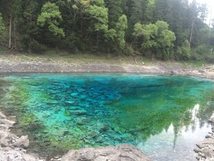 清澈碧绿的山间幽美湖泊