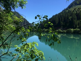 青山绿水间的静谧湖泊