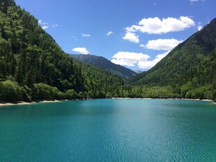 青山环抱的澄澈蓝湖